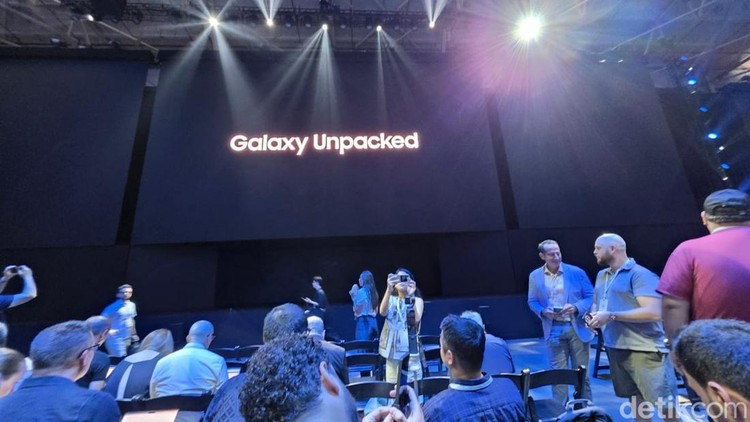 1752080988336-peluncuran-samsung-galaxy-z-fold7-1752072064513_169