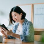 1752124213234-ilustrasi-menggunakan-ponsel-atau-smartphone_169