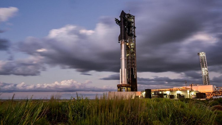 1760463654807-spacex-luncurkan-starship-kesebelas-uji-teknologi-pulang-pergi-ke-mars-1760413641936_169