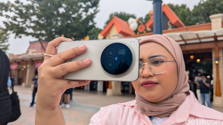 1760636757664-hasil-foto-vivo-x300-pro-di-disneyland-shanghai-1760491686308