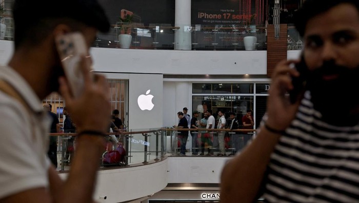 1761306533371-warga-india-antre-panjang-demi-beli-iphone-17-1758266500058_169