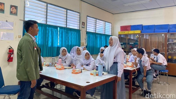 1761413877541-pendidikan-politik-digital-di-sman-97-jakarta-selatan-1761401937868_169