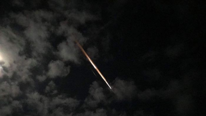 1761846555902-apa-sih-itu-cahaya-misterius-muncul-di-langit-queensland-australia