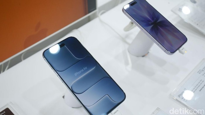 1761932974898-menggenggam-seri-iphone-17-terbaru-harga-mulai-rp-17-jutaan-1760682172083_169