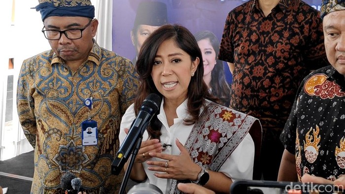 1762149086507-menteri-komunikasi-dan-digital-menkomdigi-meutya-hafid-saat-ditemui-di-abiansemal-badung-bali-minggu-2112025-foto-agus-ekadeti-1762068097054_169