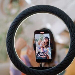 1762257585434-ilustrasi-influencer-1758694196467_169