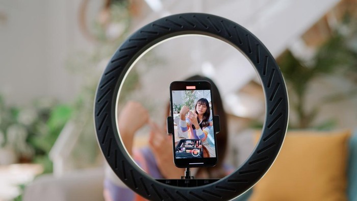 1762257585434-ilustrasi-influencer-1758694196467_169