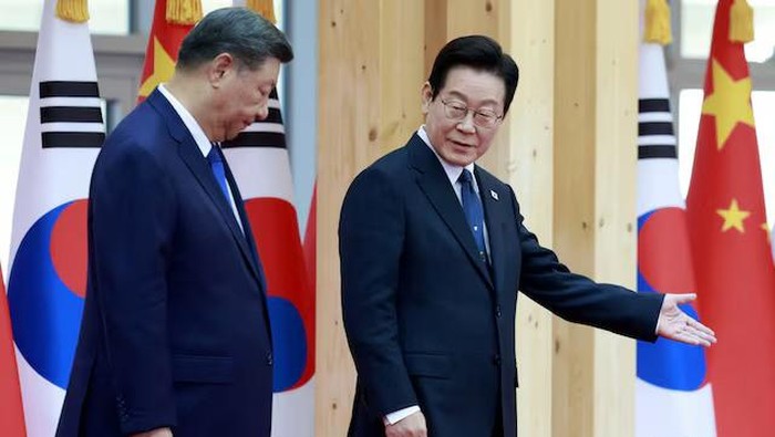 1762257694291-presiden-china-xi-jinping-dan-presiden-korsel-lee-jae-myung-bertemu-di-selasela-ktt-apec-1762157794163_169