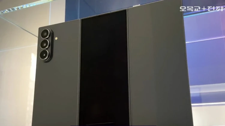 1762321866943-samsung-galaxy-z-trifold-1762248975652