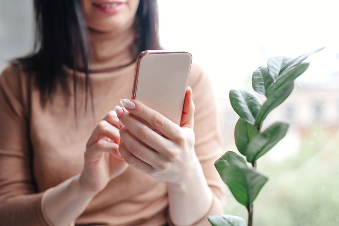 1762364655104-ilustrasi-kirim-chat-atau-pesan-via-whatsapp-wa-1761720050538