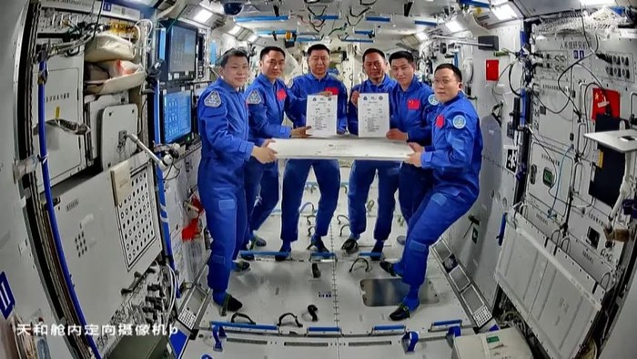 1762430015859-astronot-china-1762408131173