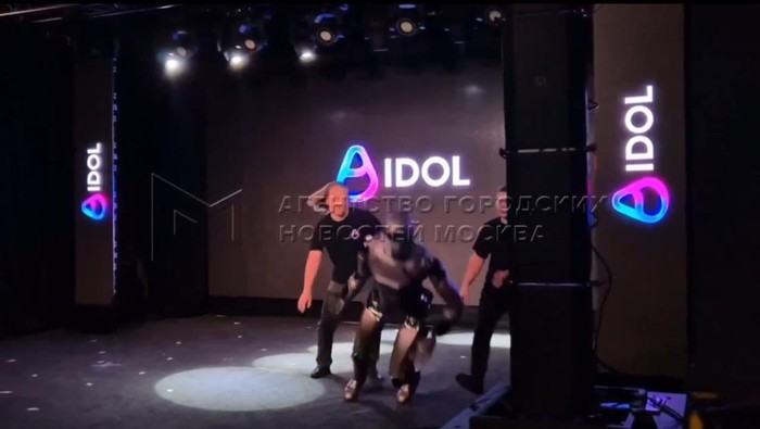 1763034634156-robot-rusia-jatuh-di-atas-panggung-1762945396917_169