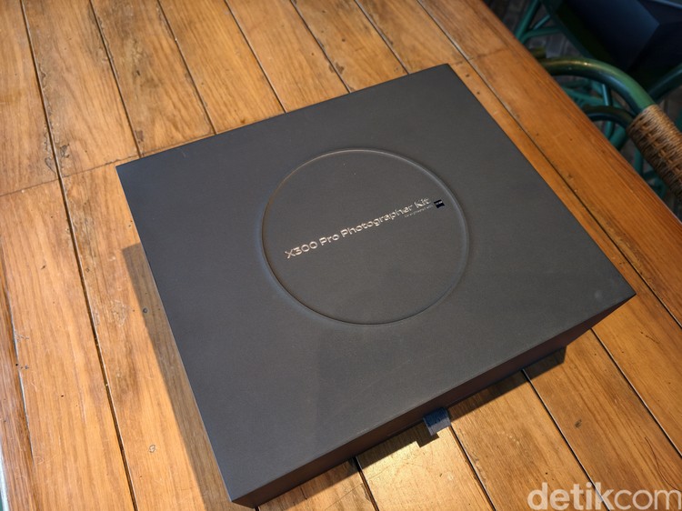 1763055982116-unboxing-vivo-x300-pro-photography-kit-1763033030377