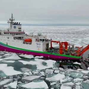 1763142398202-kapal-selam-fendouzhe-sedang-dikerahkan-dari-kapal-pemecah-es-china-di-samudra-arktik-1763099847741