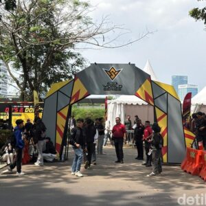 1763228378792-wow-panggung-mewah-grand-final-kejuaraan-dunia-free-fire-bikin-melongo-1763196405677