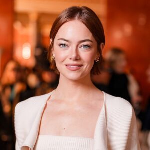 1763293334844-emma-stone-di-fashion-show-louis-vuitton-springsummer-2026-1759551045346