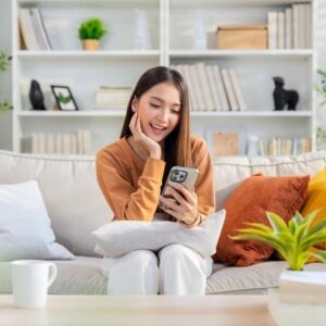 1763874474107-ilustrasi-wanita-lihat-smartphone-1757577459632_169