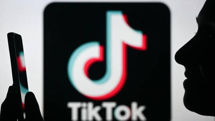 1763917556238-ilustrasi-seseorang-sedang-melihat-konten-video-tiktok_169