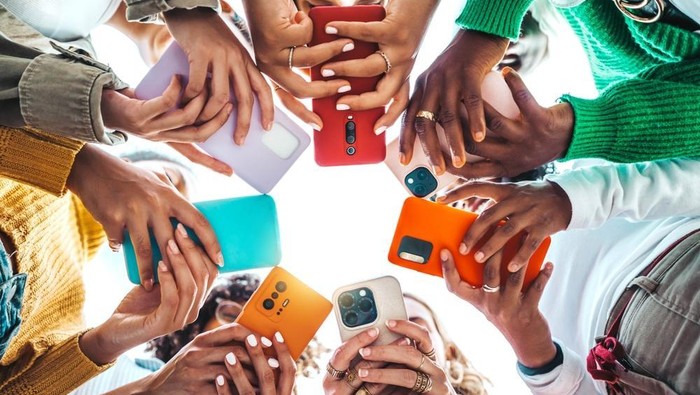 1764068813141-ilustrasi-pengguna-smartphone-1759233472046_169