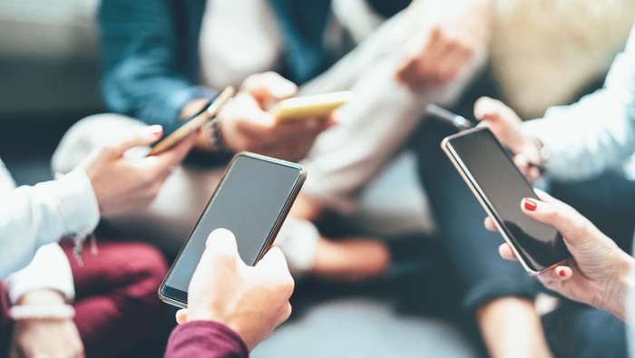 1764220029705-ilustrasi-menggunakan-smartphone-atau-ponsel-1754383000994_169