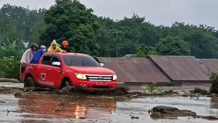 1764241601053-bupati-aceh-tengah-haili-yoga-saat-meninjau-longsor-di-aceh-tengah-rabu-26112025-antarahotiktok-official-aceh-tengah-1764234314435_169