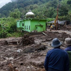 1764241682514-bencana-tanah-longsor-di-karo_169