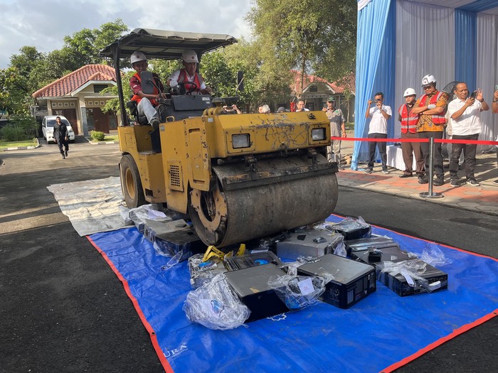 1764263199396-alat-telekomunikasi-ilegal-1764245893625