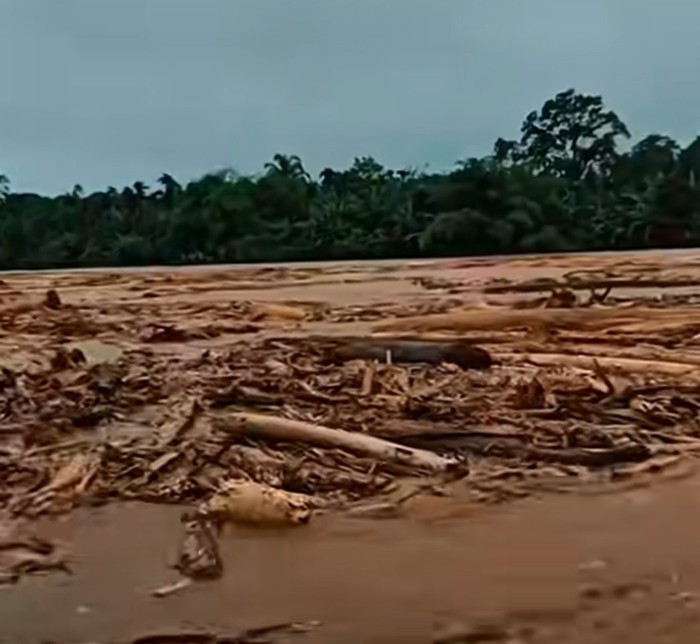 1764349740083-gelondongan-kayu-terbawa-arus-sungai-saat-banjir-di-sibolga-tapteng-tangkapan-layar-media-sosial-1764247927745