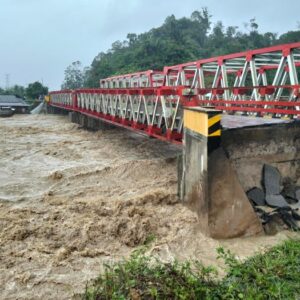 1764587375395-kondisi-jembatan-yang-terputus-akibat-banjir-di-kabupaten-tapanuli-utara-sumatra-utara-selasa-2511-dok-bpbd-tapanuli-utara-1764151102470
