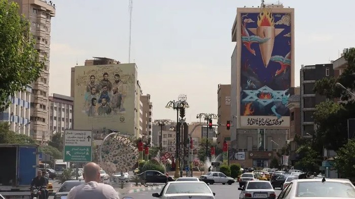 1764652032571-situasi-di-ruas-jalanan-utama-di-teheran-ibu-kota-iran-1755687285888