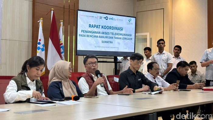 1764673786240-dirut-telkomsel-1764655804387_169