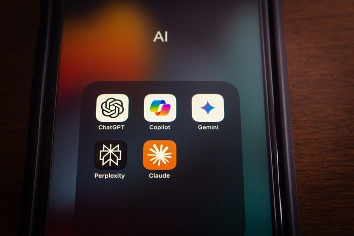 1764695244377-ilustrasi-ai-di-smartphone-1764164208121