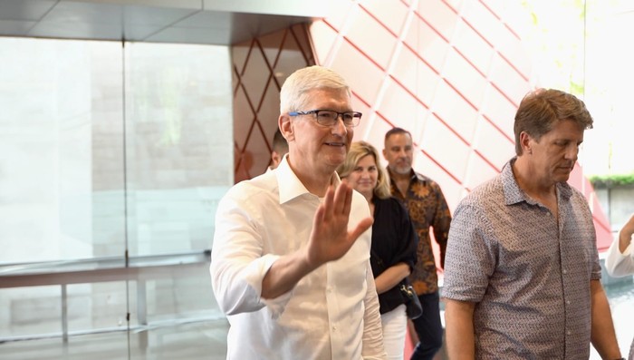 1764760145068-bos-apple-tim-cook-mampir-di-binus-university