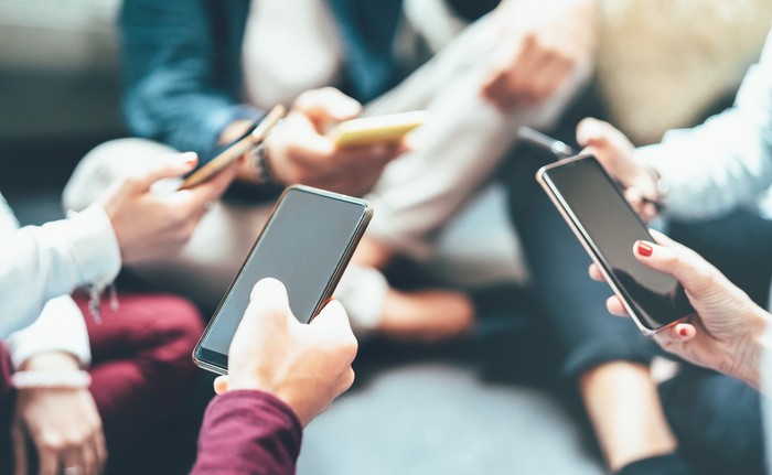 1764932920213-ilustrasi-menggunakan-smartphone-atau-ponsel-1754383000994